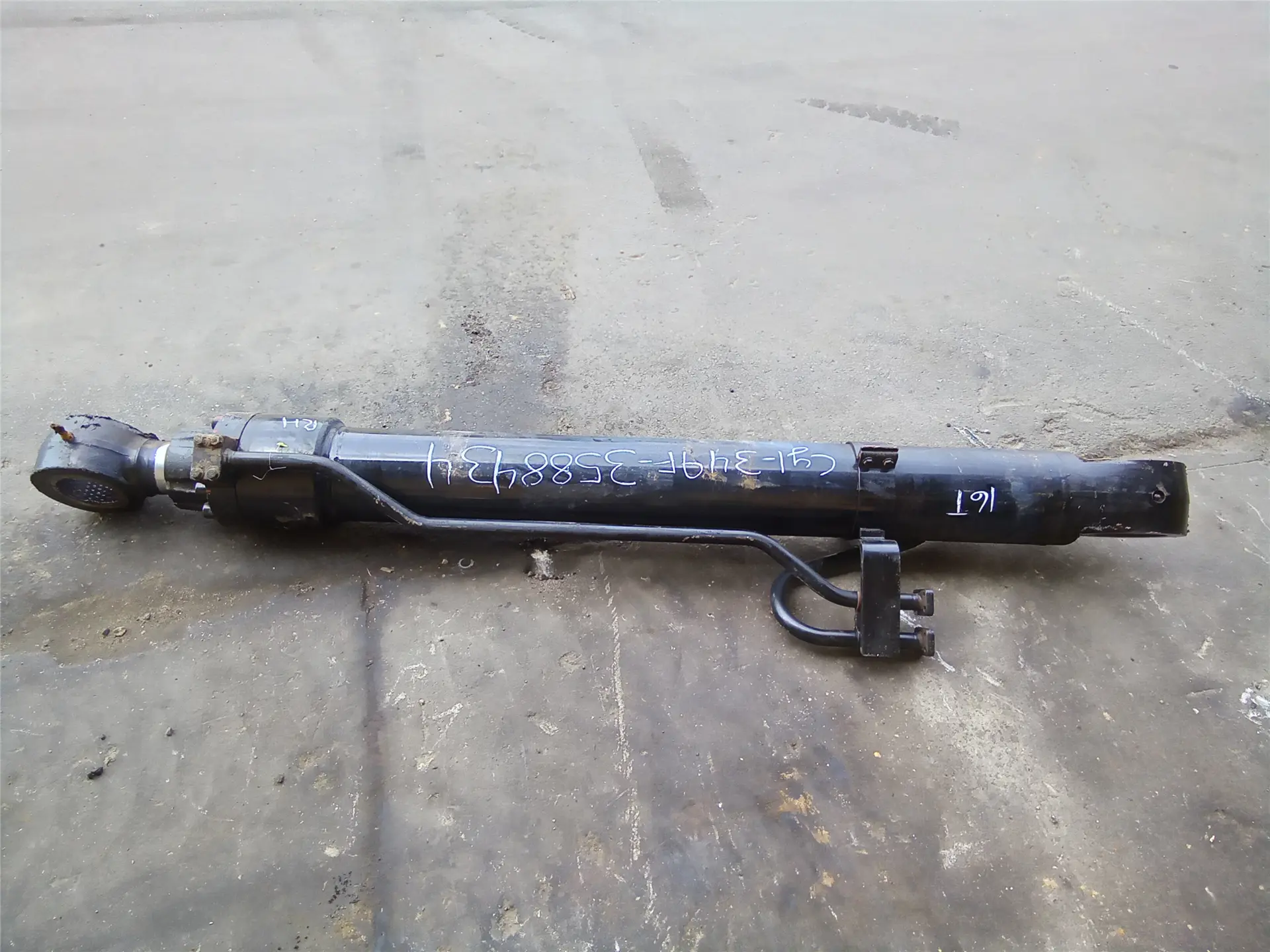 USED RH BOOM CYLIN image 1