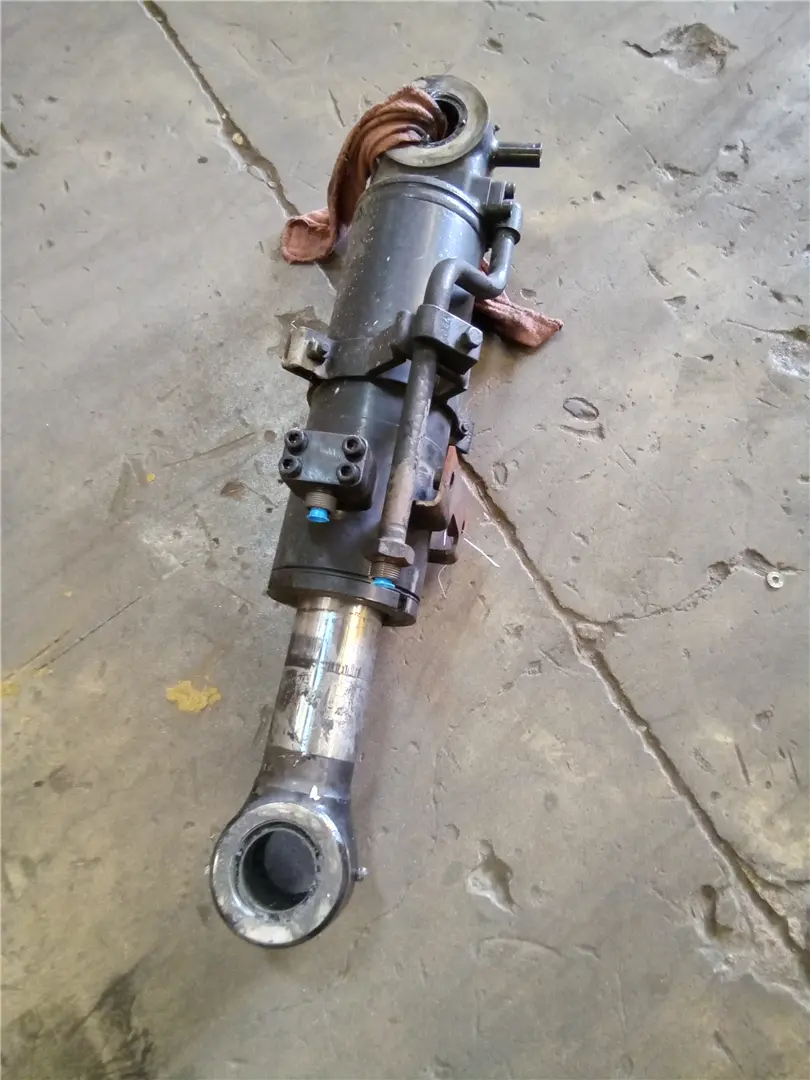 USED TILT CYLINDER image 1