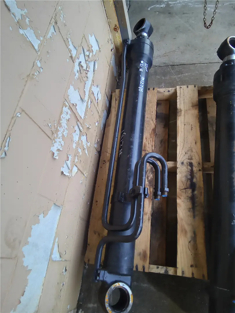 USED BOOM CYLINDER image 1