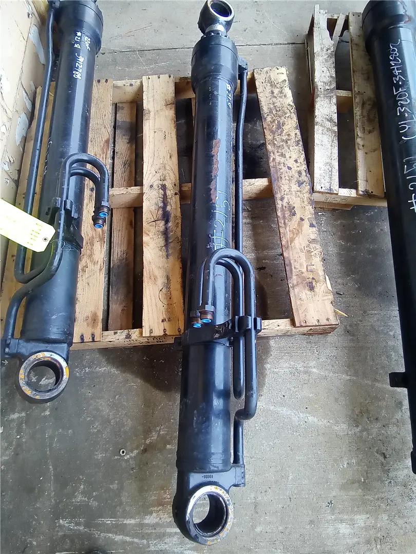 USED BOOM CYLINDER image 1