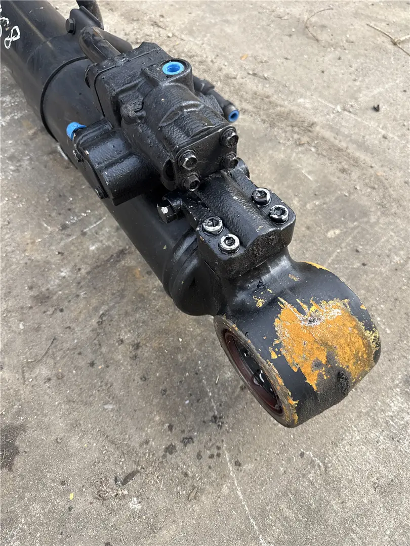USED LH BOOM CYL image 1