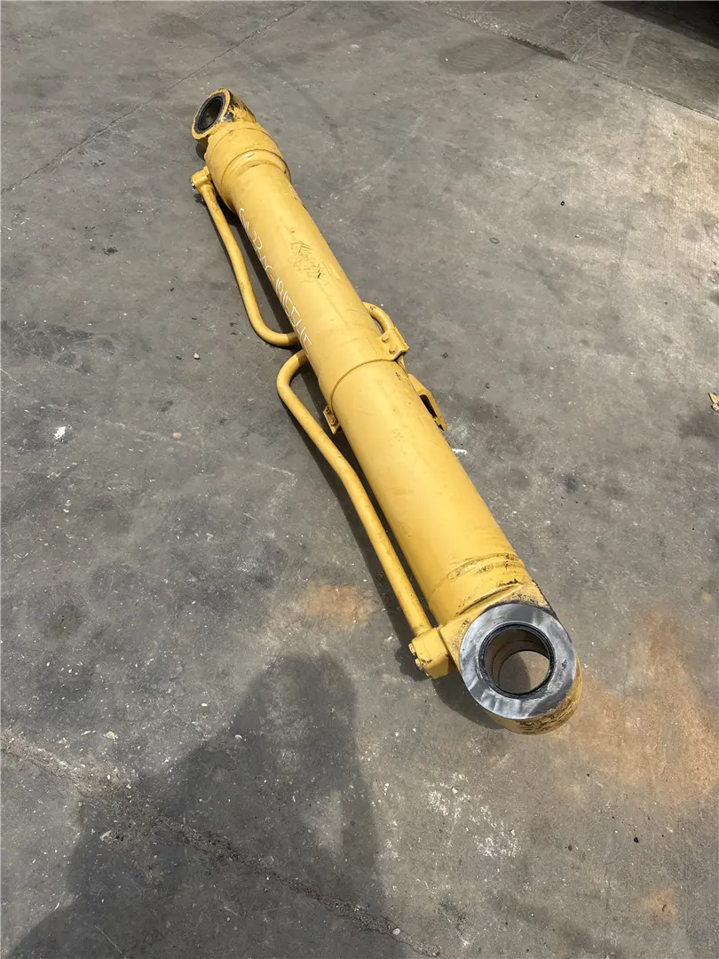 USED LH BOOM CYL image 1
