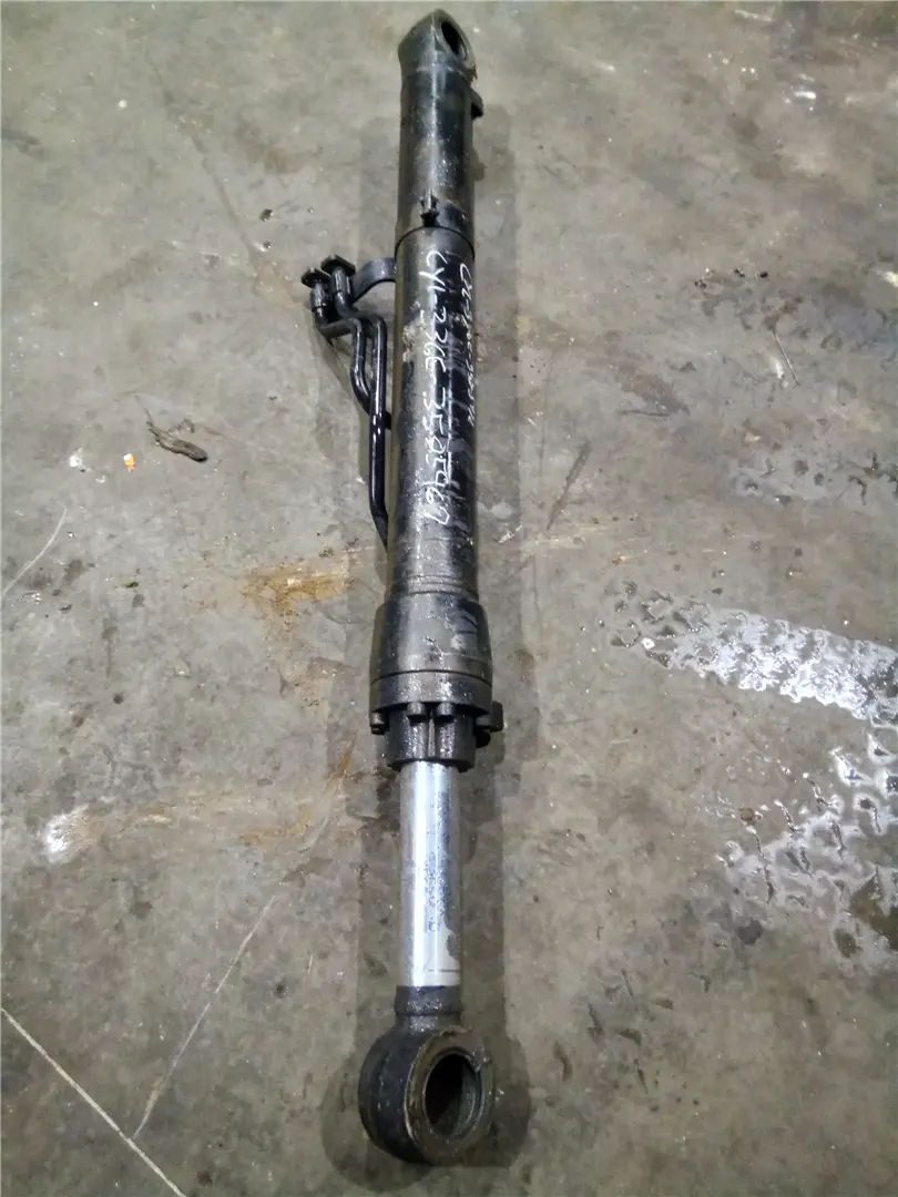 USED RH BOOM CYL image 1