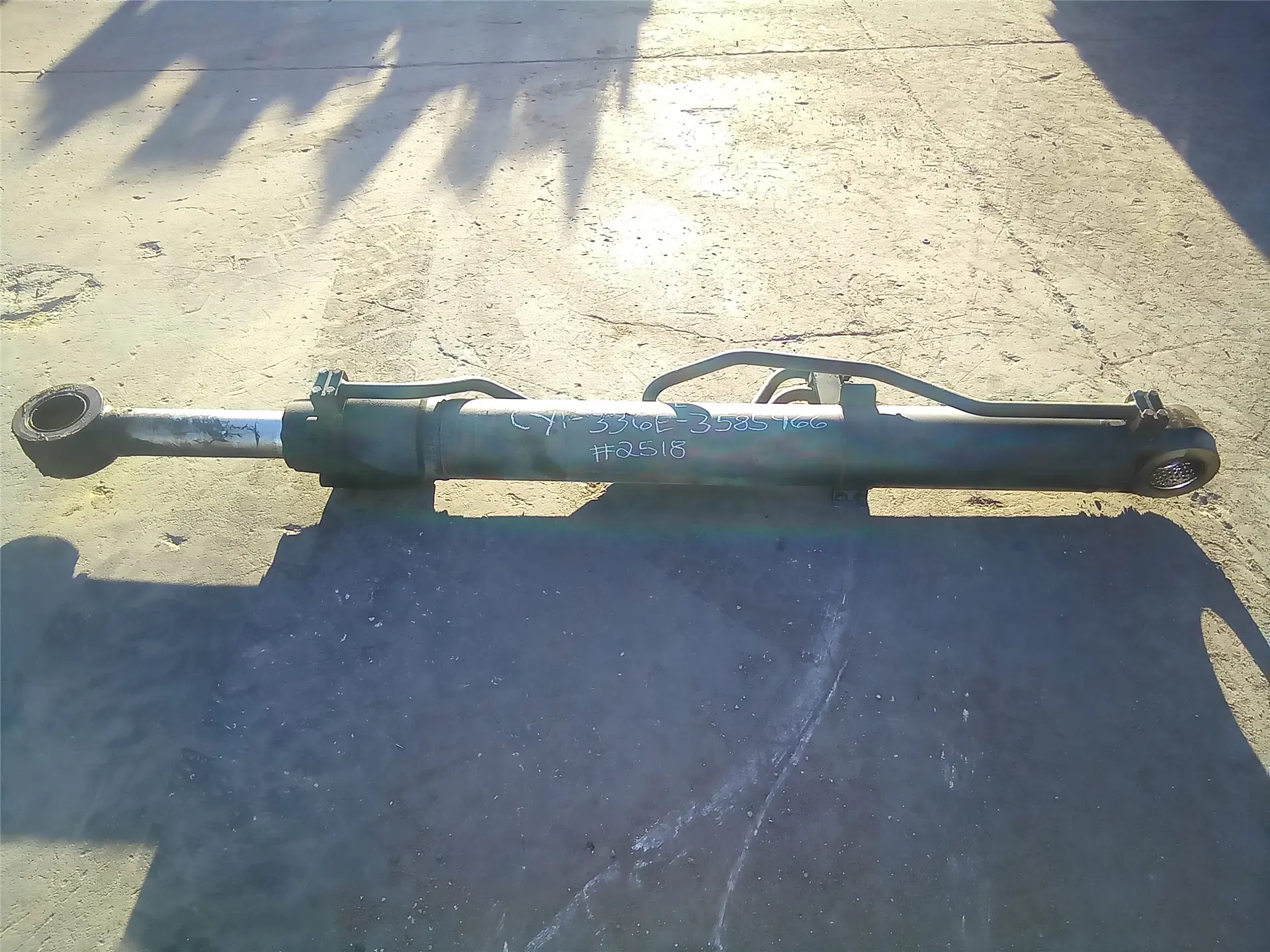 USED LH BOOM CYL image 1
