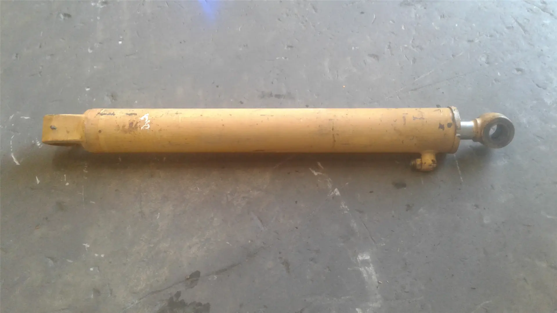USED BOOM CYL image 1