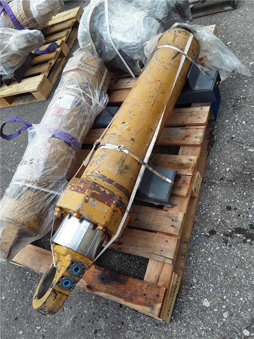 USED HOIST CYL image 1