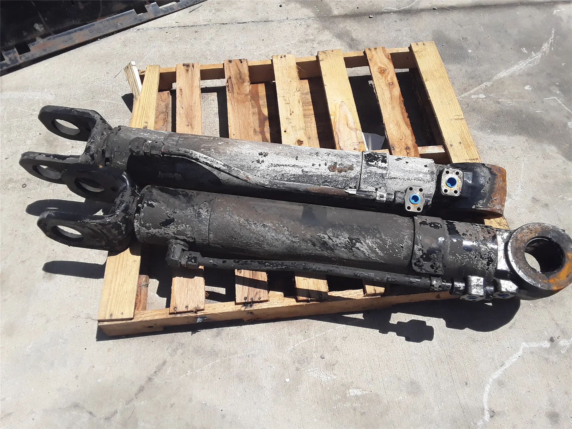 USED LIFT CYL image 1