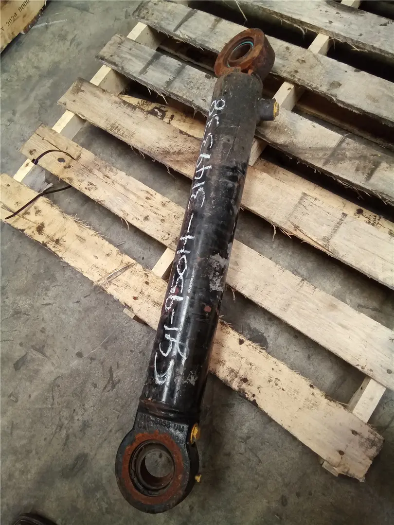 USED STEER CYLINDE image 1
