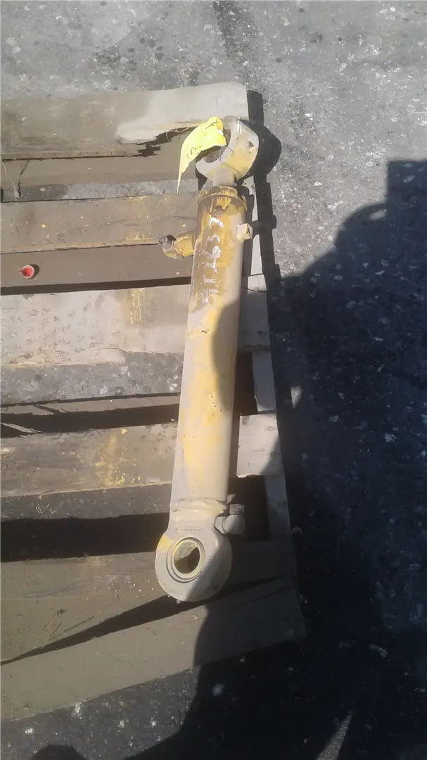 USED STEERING CYL image 1