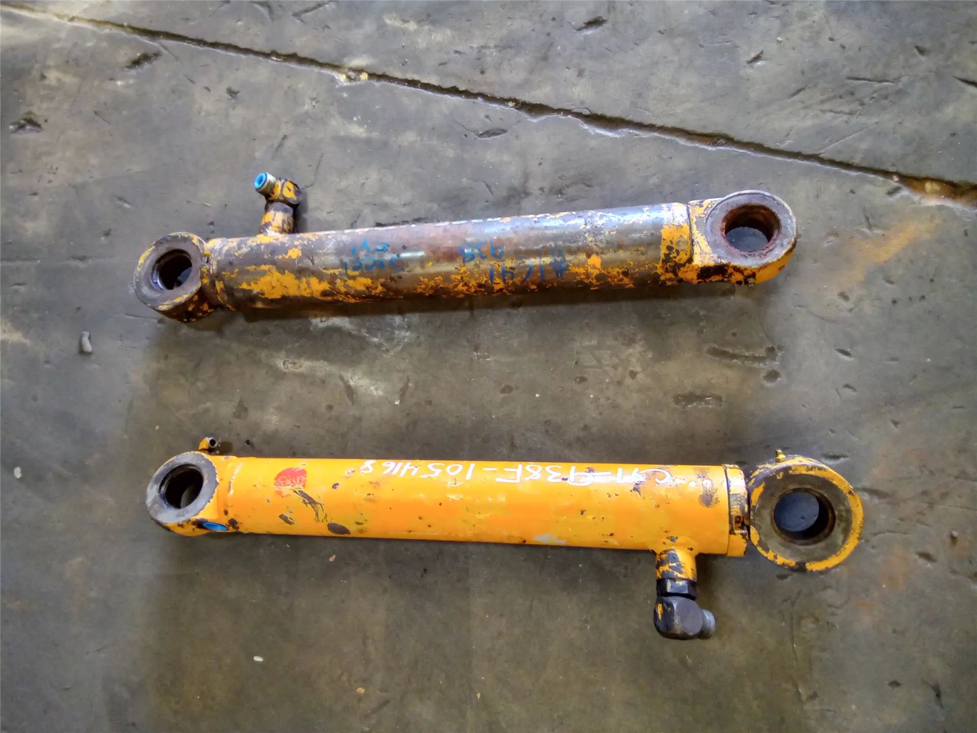 USED STEER CYLINDE image 1