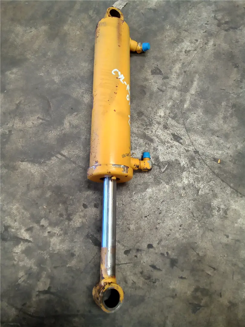 USED HYDRAULIC CYL image 1
