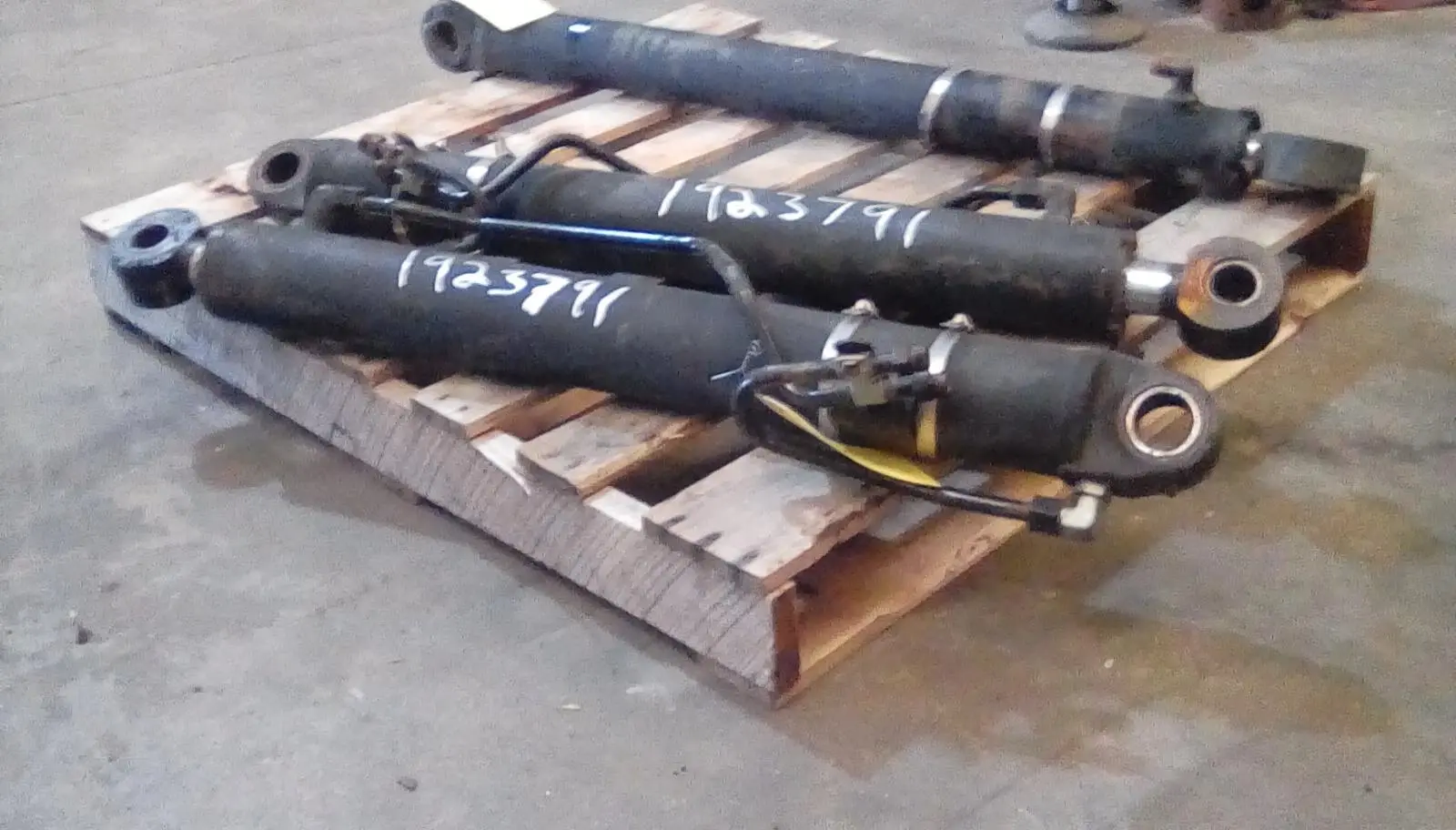 USED LIFT CYL image 1