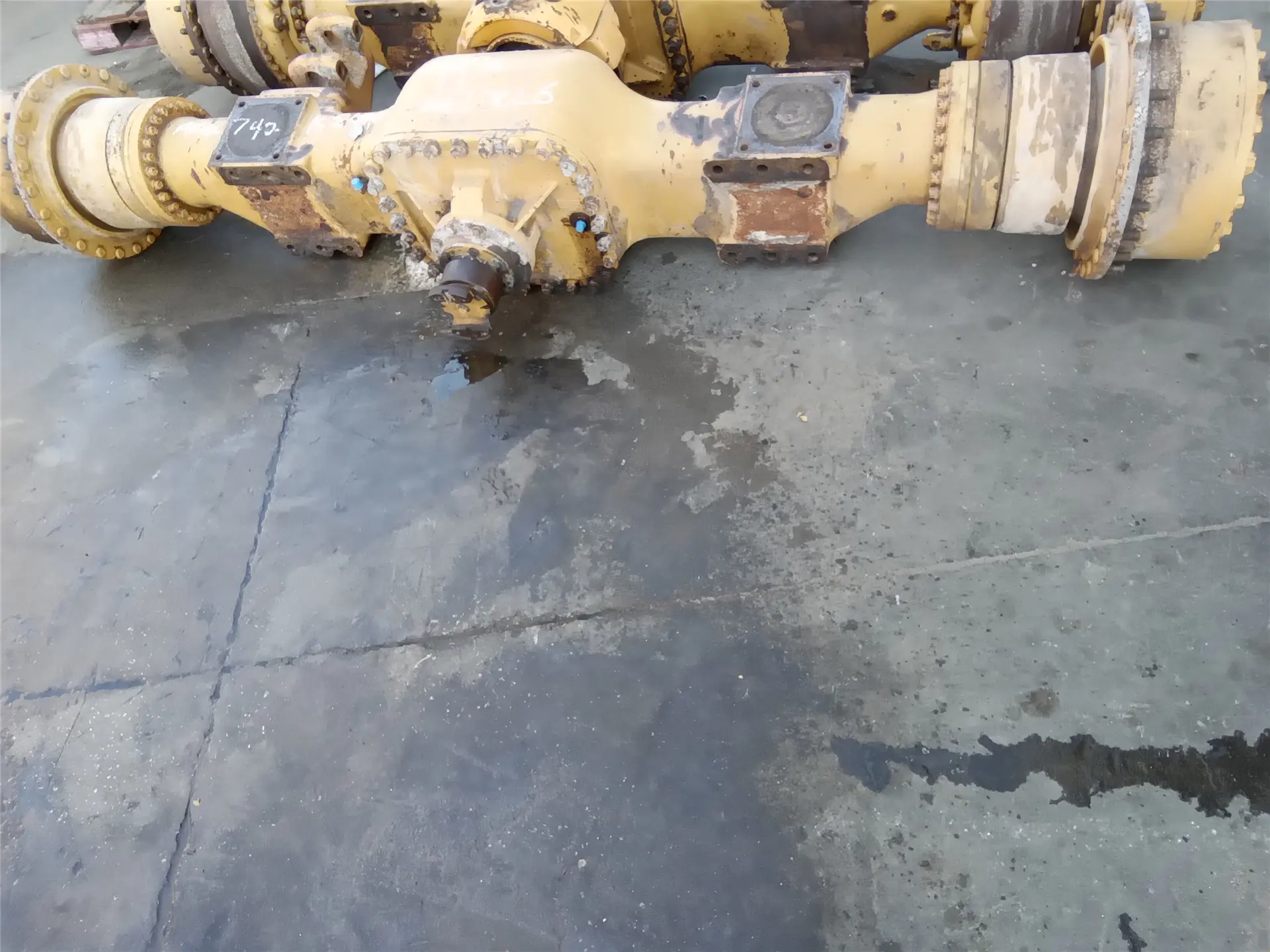 USED REAR AXLE image 1