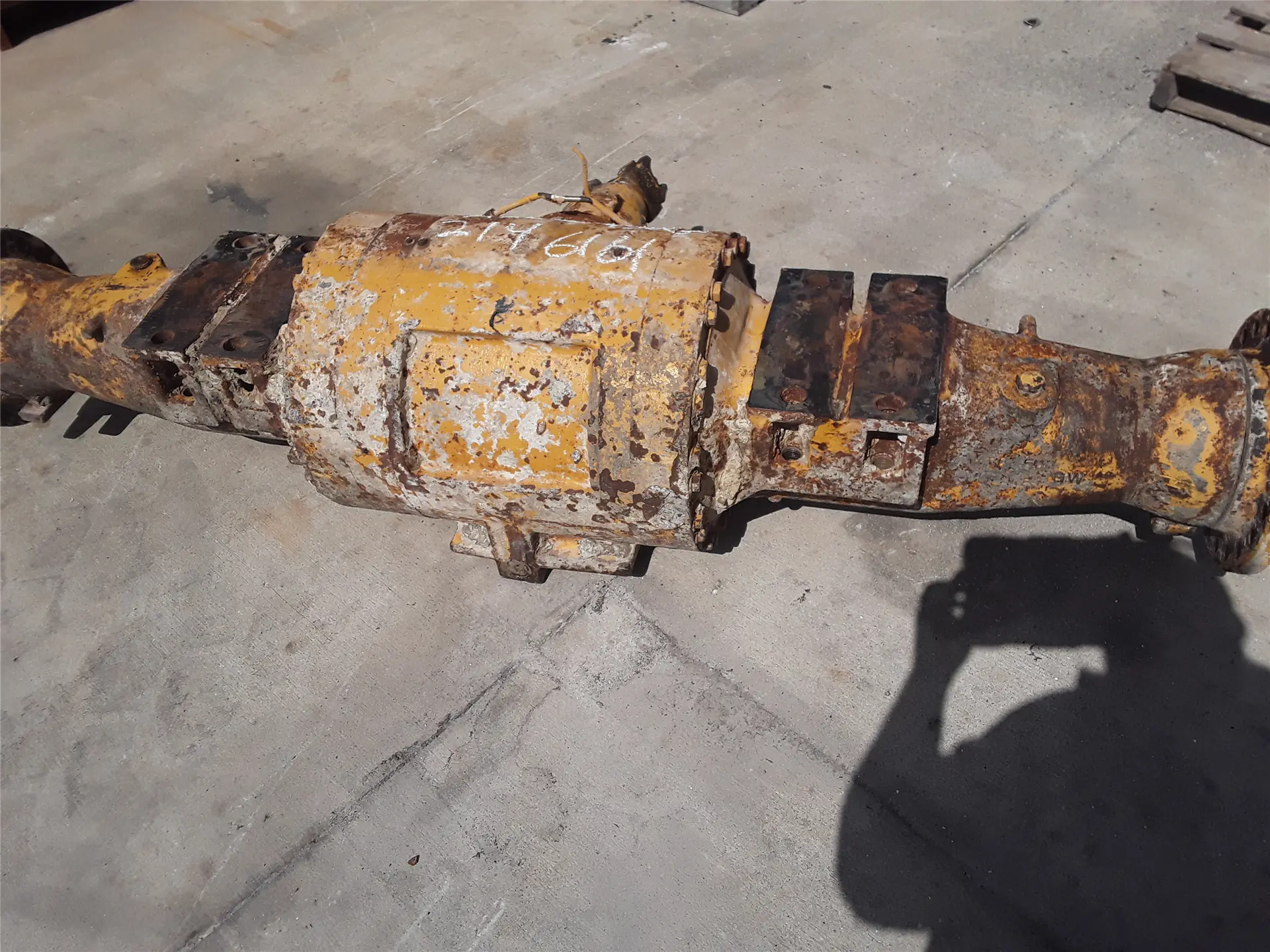 USED AXLE AR-FIXED image 1