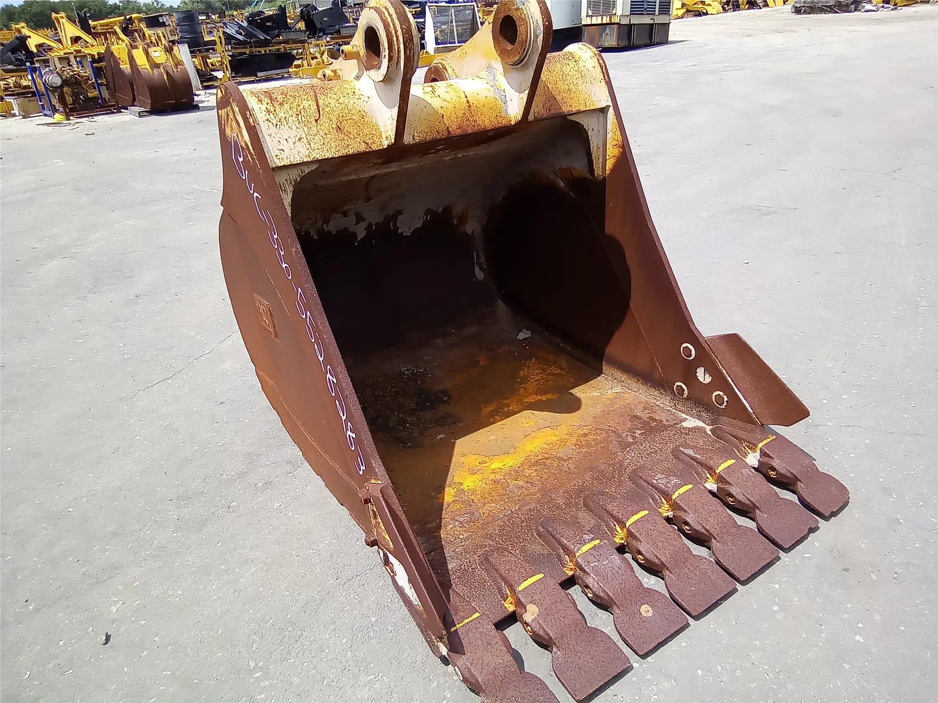 USED 50INCH BUCKET image 1