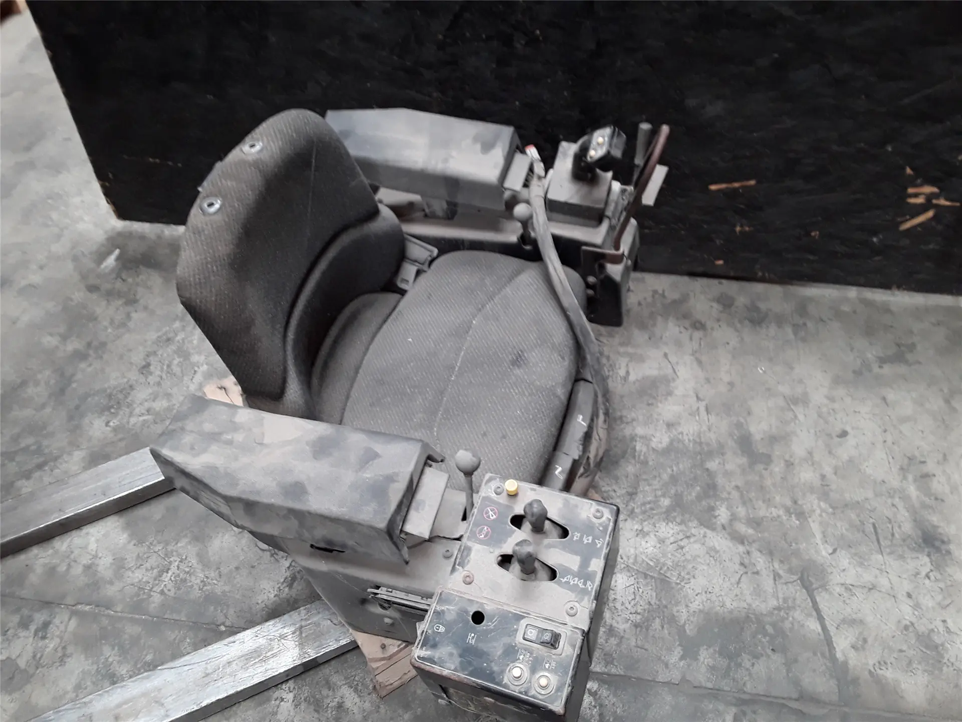 USED SEAT WITH CON image 1