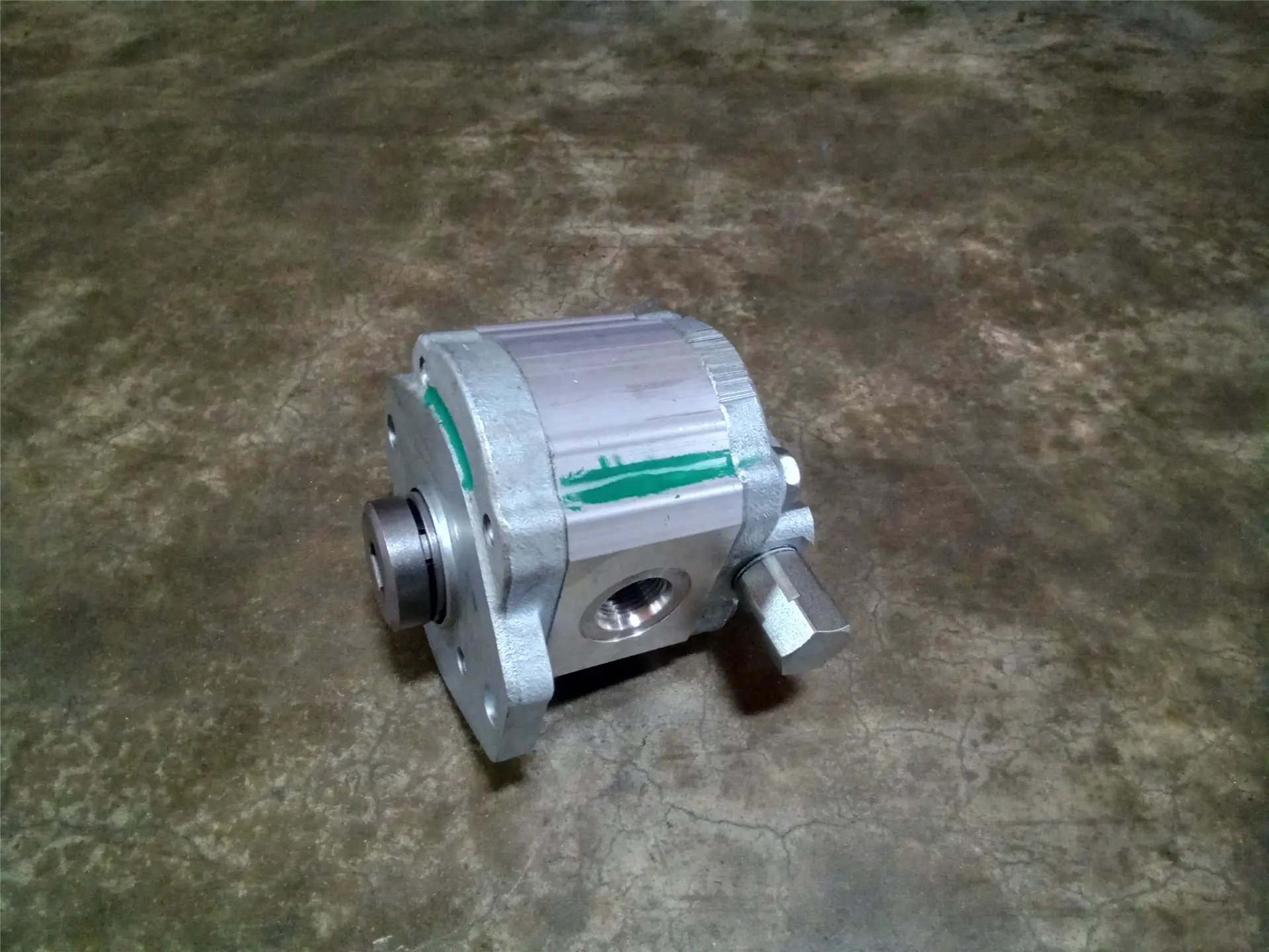 NEW HYD PUMP image 1