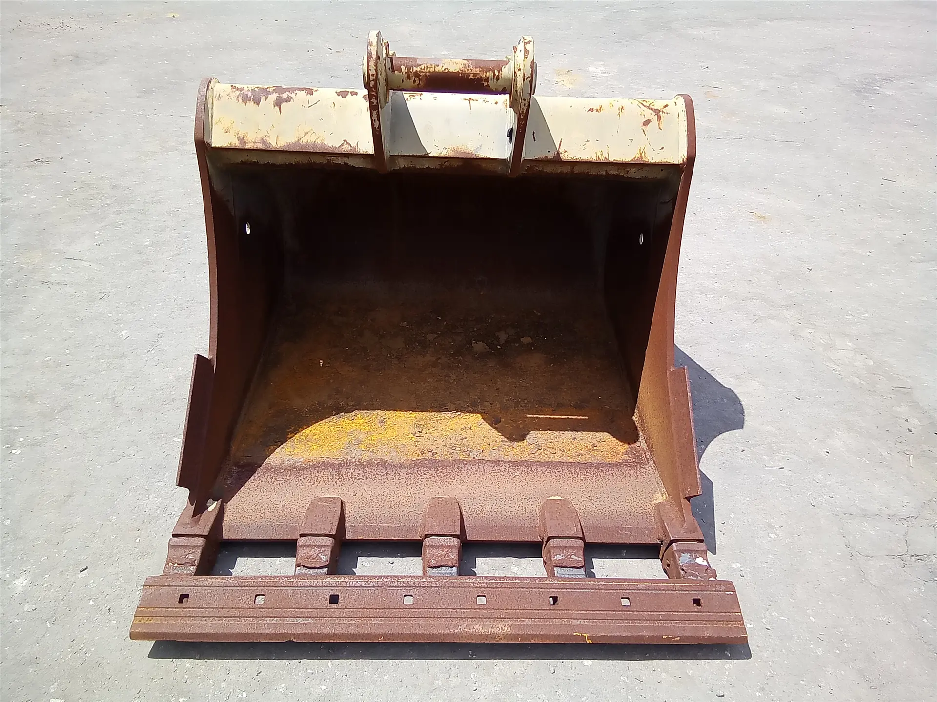 USED 48INCH BUCKET image 1