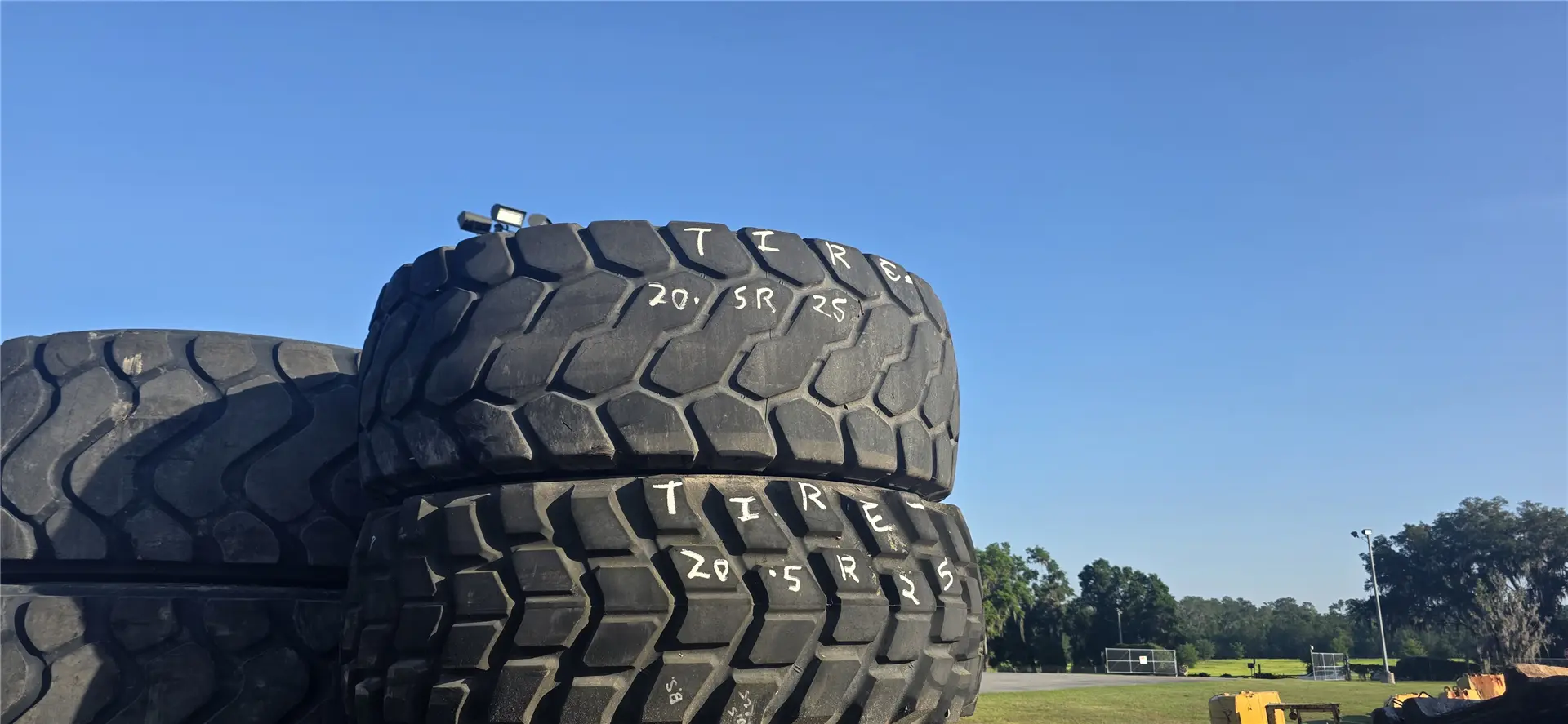 USED 20.5R25 TIRE image 1