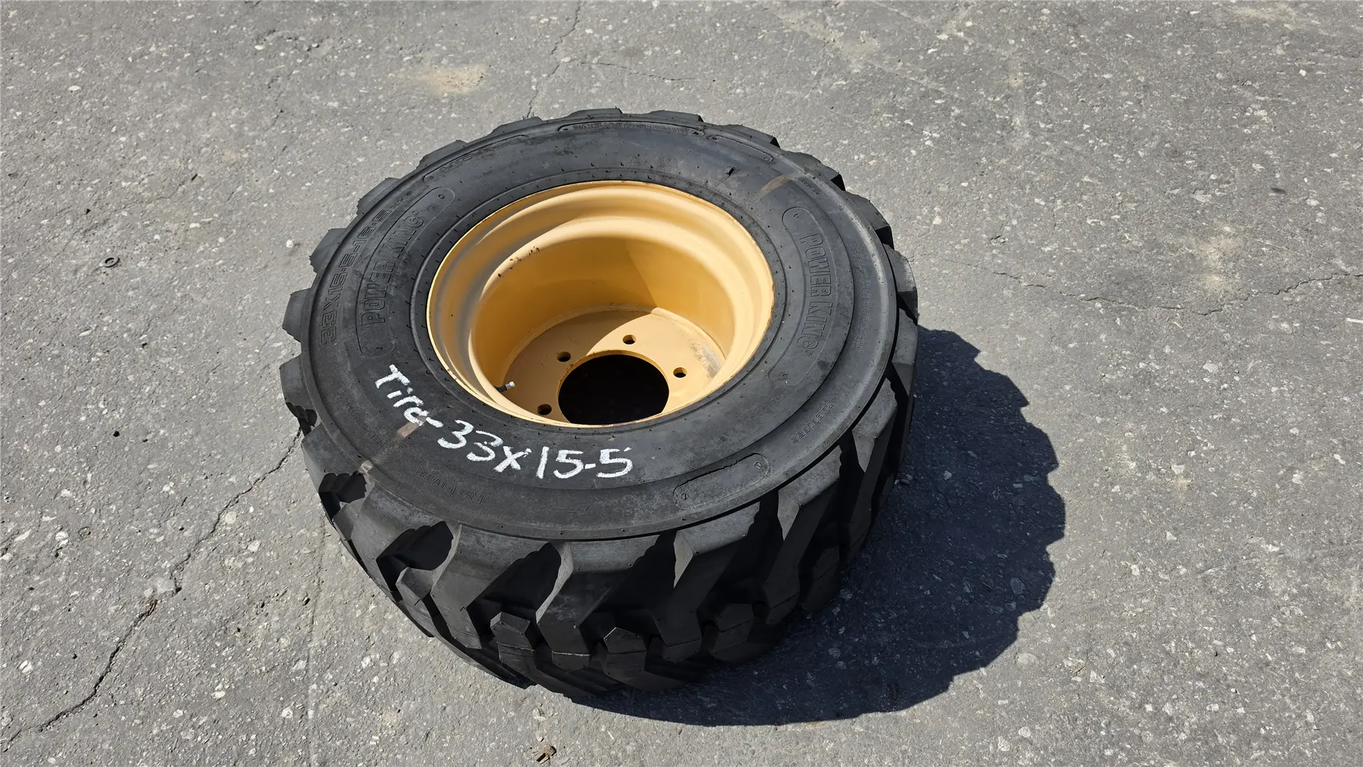 USED 33X15.5 TIRE image 1