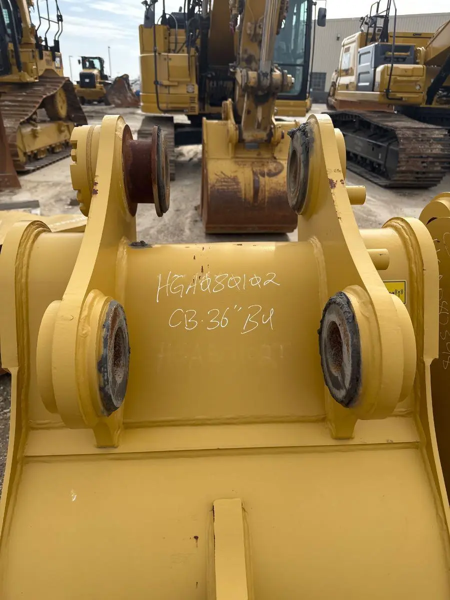 CAT 36" BUCKET FITS "CB" LINKAGE    BLH image 1