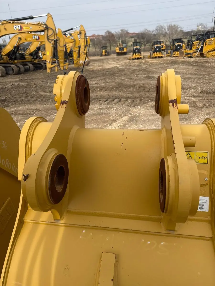 CAT 36" BUCKET FITS "CB" LINKAGE    BLH image 1