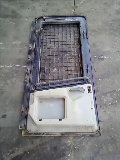 USED RH CAB DOOR indicator image 2